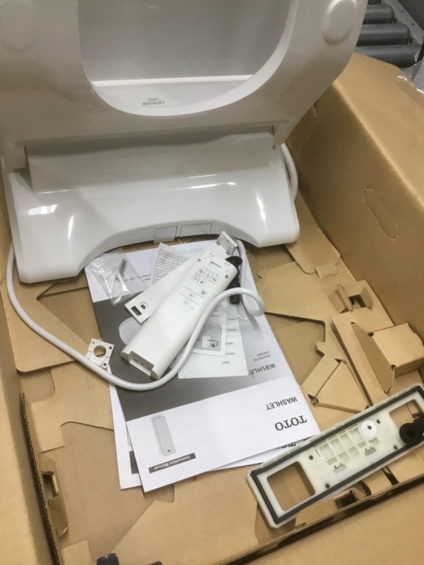 Photo 6 of TOTO SW3084#01 WASHLET C5 Electronic Bidet Toilet Seat with PREMIST and EWATER+ Wand Cleaning, Elongated, Cotton White
