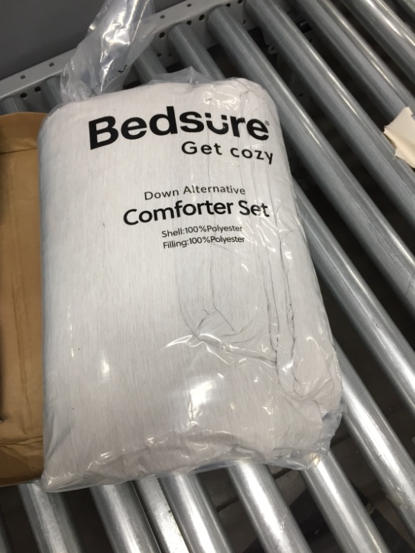 Photo 2 of *SIMILAR TO STOCK PHOTO*
Bedsure DOWN ALTERNATIVE COMFORTER
