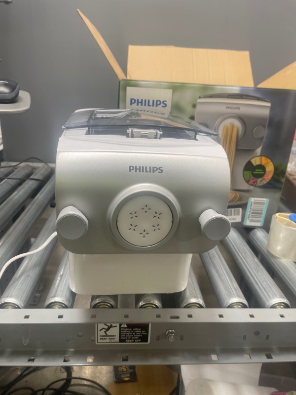 Photo 2 of Philips Pasta and Noodle Maker Plus, Large, HR2375/06


//POWERS ON