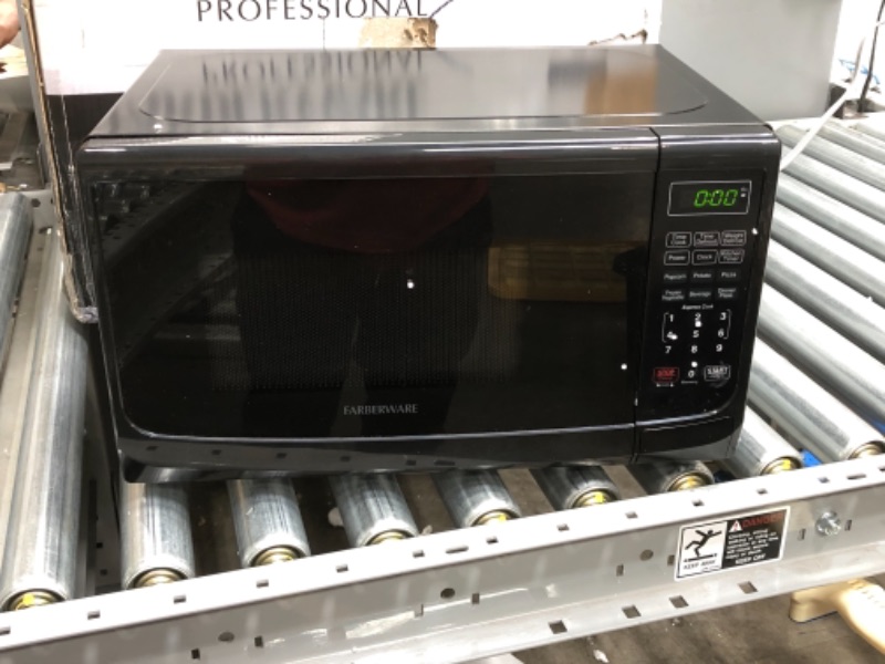 Photo 2 of Farberware Classic FMO07ABTBKA 0.7 Cu. Ft. 700-Watt Microwave Oven with LED Lighting, Black ***DOOR DOES NOT POP OPEN ***
