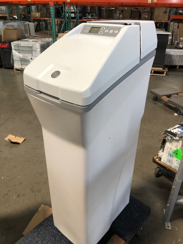 Photo 4 of (NON FUNCTIONING, DAMAGED)GXSH45V Grain Water Softener with 45 100 Grain Capacity GE Exclusive Salt Saver Self-cleaning Sediment Filter and up-front Electronic Controls in
