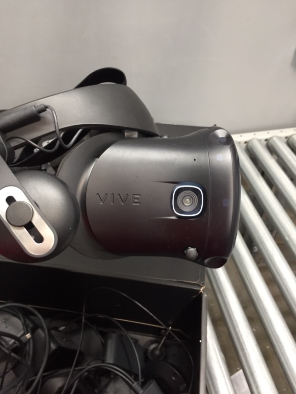 Photo 3 of HTC Vive Cosmos Elite Virtual Reality System - PC
