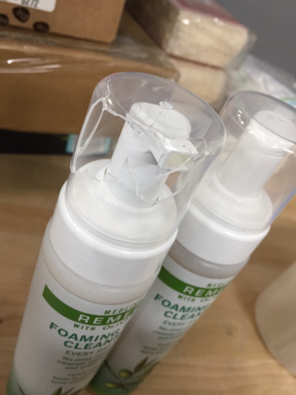 Photo 1 of *cap is cracked, SEE last picture*
Medline Remedy Olivamine Foaming Body Cleanser, 9 fl. oz., 2 pk