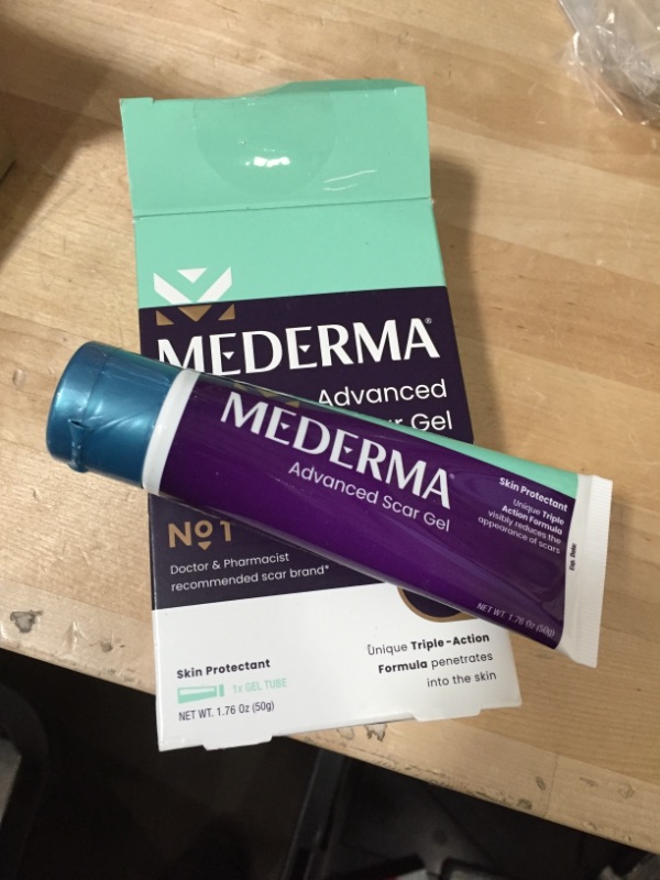 Photo 2 of *EXPIRES 09/2023*
Mederma Advanced Scar Gel 1x Daily Reduces The Appearance Of Old New Scars #1 Doctor Pharmacist Recommended Brand for Scars 1.76oz, Clear, 50 grams
