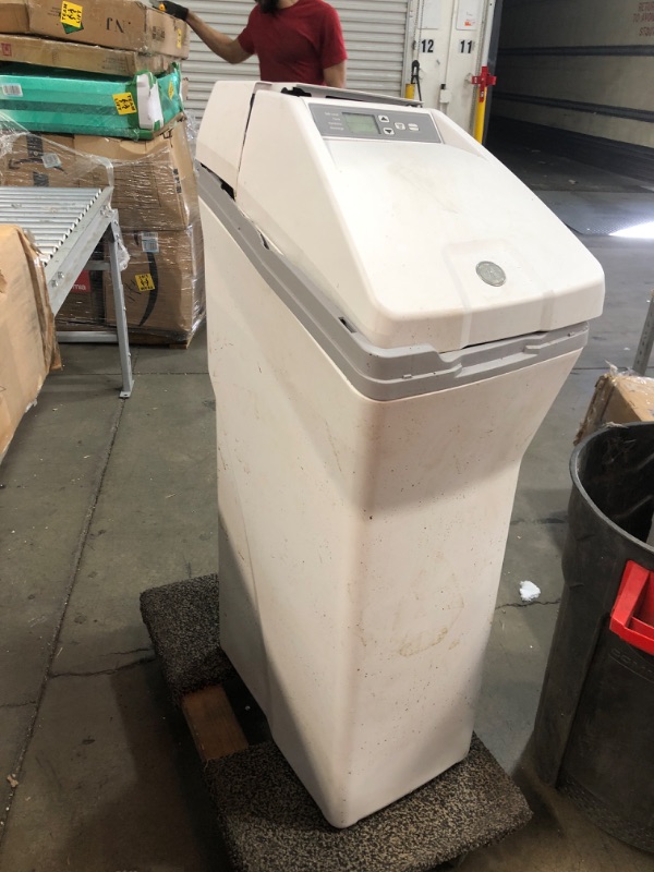 Photo 2 of *** PARTS ONLY *** GE GXSF30V Water Softener, 30,400 Grain, Gray
