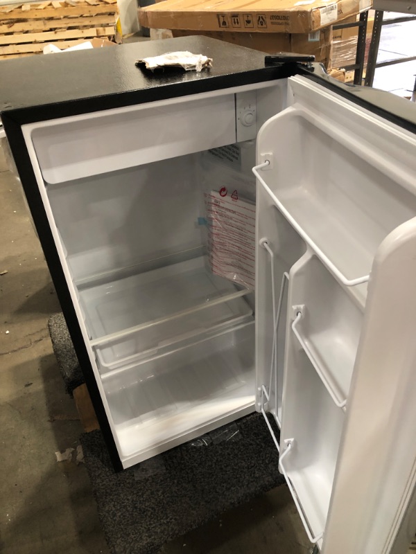 Photo 3 of Rca 3.2 Cu. Ft. Refrigerator Multi
