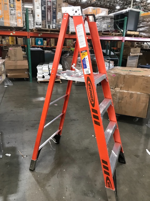 Photo 5 of (TOP SHELF DAMAGED)
Werner P7404 375-Pound Duty Rating Type IAA Fiberglass Platform Ladder with Platform at 4 Feet
