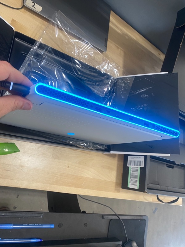 Photo 4 of Alienware x15 R1, 15.6 inch FHD 360Hz Non-Touch Gaming Laptop - Intel Core i7-11800H, 16GB DDR4 RAM, 1TB SSD, NVIDIA GeForce RTX 3070 8GB GDDR6, Windows 10 Home - Lunar Light
