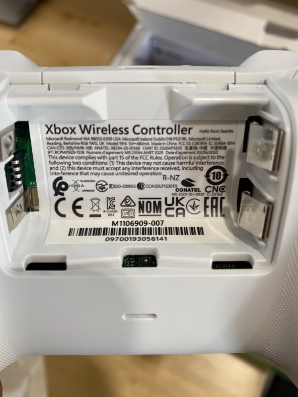 Photo 8 of Xbox Series S + White Core Wireless Controller
