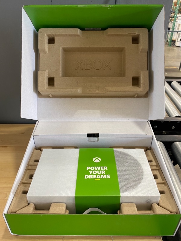 Photo 7 of Xbox Series S + White Core Wireless Controller
