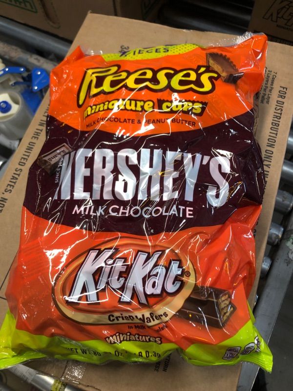 Photo 2 of Hershey's, Kit Kat, & Reese's Christmas Candy Bulk Chocolate Variety Pack, 5 Pounds, Fun Size, 265 Pieces ( EXPIRES JULY 2022 ) ( NON REFUNDABLE) 
