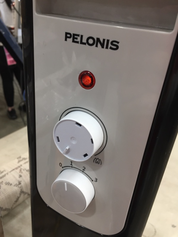 Photo 2 of (DOES NOT FUNCTION, DAMAGED, INCOMPLETE)Pelonis 1,500-Watt Oil-Filled Radiant Electric Space Heater with Thermostat, Black
**POWERS ON, DOES NOT FUNCTION, MISSING WHEELS, DENT DAMAGE**