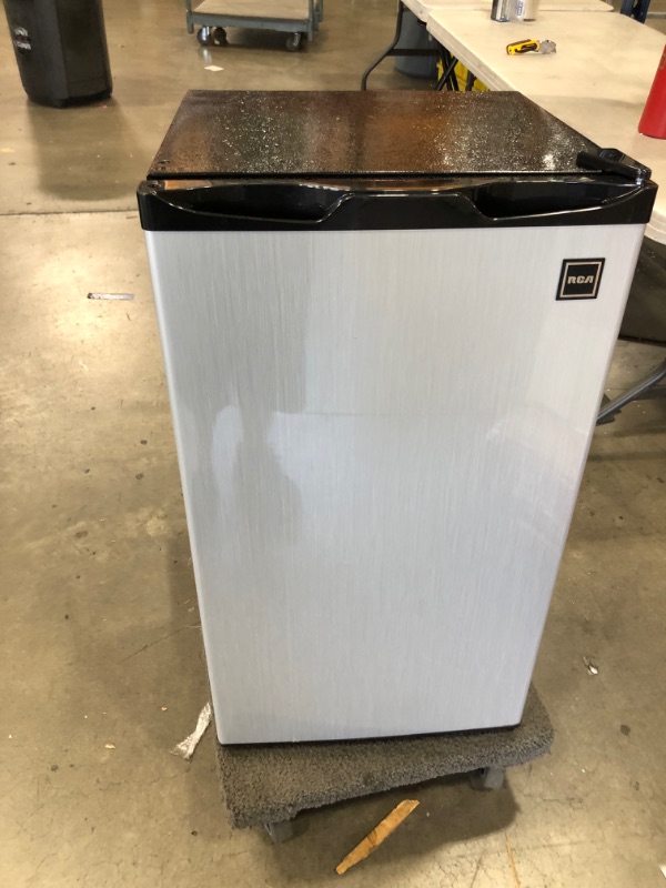 Photo 3 of ***PARTS ONLY*** RCA RFR322-B RFR322 3.2 Cu Ft Single Door Mini Fridge with Freezer, Platinum, Stainless
