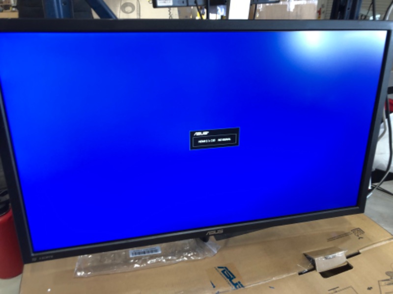 Photo 2 of ASUS VP28UQG 28" 4K/UHD 3840x2160 1ms DP HDMI Adaptive Sync/FreeSync Eye Care Monitor
