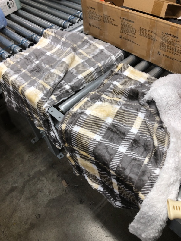 Photo 3 of *USED*
Amazon Basics Ultra-Soft Micromink Sherpa Comforter Bed Set - Taupe Plaid, Full/Queen
