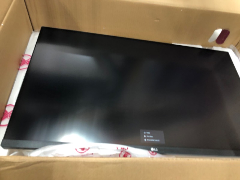 Photo 1 of LG 32UP550-W 32 Inch UHD (3840 x 2160) VA Display with AMD FreeSync, DCI-P3 90% Color Gamut with HDR 10 Compatibility and USB Type-C Connectivity – Silver/White