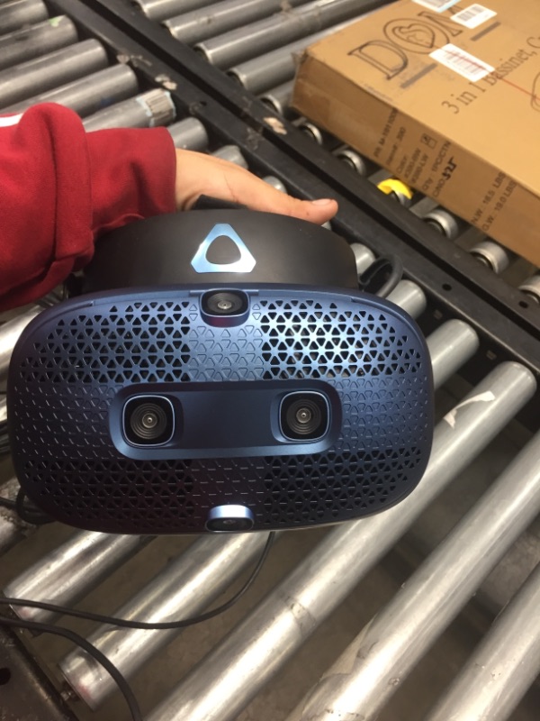 Photo 2 of HTC VIVE Cosmos - Virtual Reality Headset - Portable - 2880 X 1700 - DisplayPort, USB-C
**COULD NOT GET TO TURN ON**