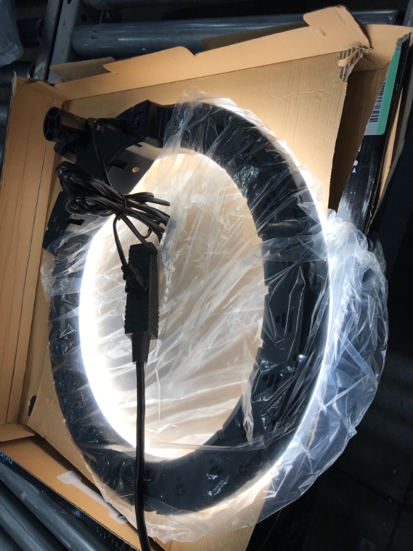 Photo 2 of *Damage to the travel bag*
RAUBAY 18" LED Ring Light