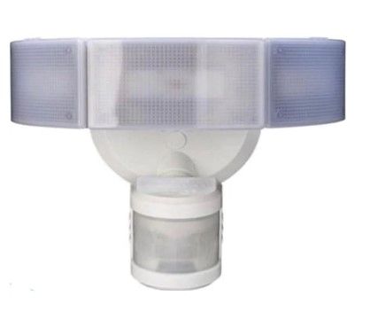 Photo 1 of *USED*
*SEE last picture for damage*
Defiant 270° 3-Head White LED Motion Outdoor Security Light
