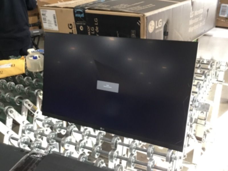 Photo 1 of LG 27UK850-W 27" 4K UHD IPS Monitor with HDR10 with USB Type-C Connectivity and FreeSync TESTED AND FUNCTIONS
**TESTED AND FUNCTIONS. MINOR CRACK TO RIGHT SIDE OF SCREEN. STILL FUNCTIONAL**