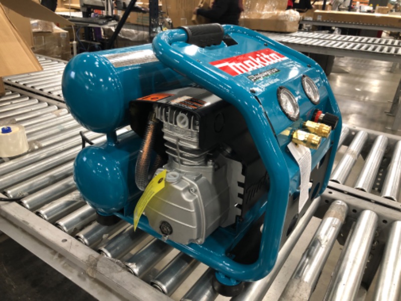 Photo 2 of (GREASY SURFACES)
Makita Compresseur D'air 2,5 Hp Makita, 4,2 Gal, 130 Lb/po², Sarcelle MAC2400
