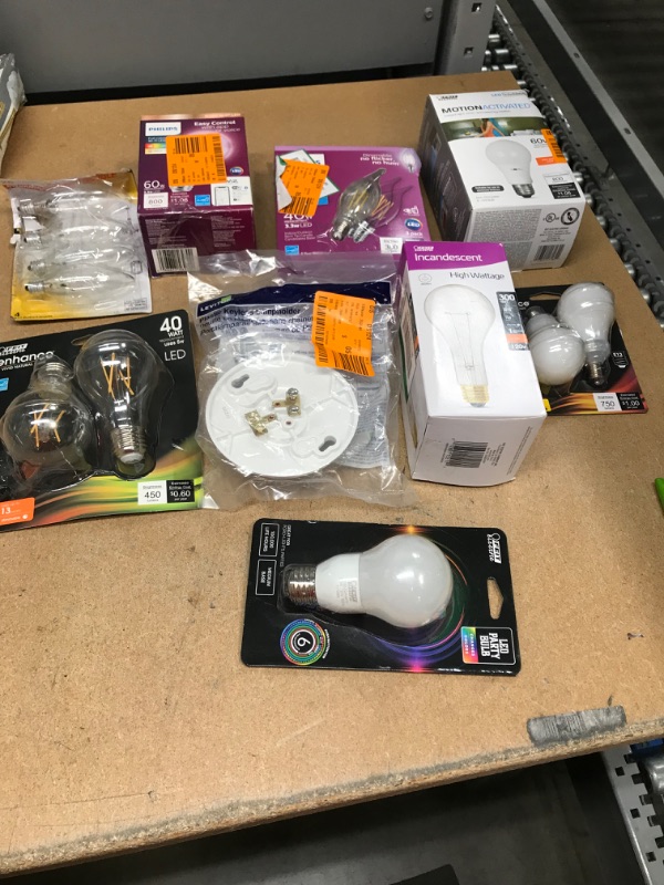 Photo 1 of ***non-refundable***
assortment of light bulbs