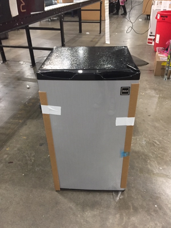 Photo 1 of RCA RFR322-B RFR322 3.2 Cu Ft Single Door Mini Fridge with Freezer, Platinum, Stainless
DAMAGED FROM SHIPPING, PLEASE SEE PHOTOS 
