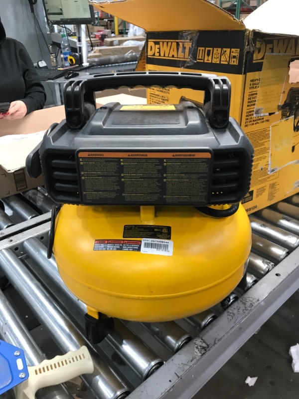 Photo 7 of //TESTED AND FUNCTIONAL//
DEWALT Pancake Air Compressor, 6 Gallon, 165 PSI (DWFP55126)

//MINOR DAMAGE WITH SCUFFS 
