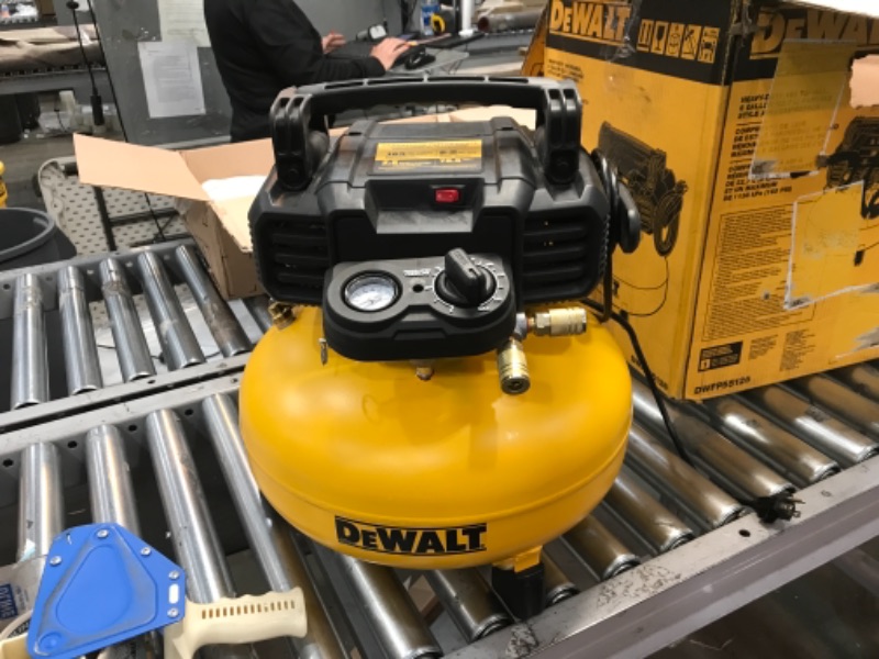 Photo 2 of //TESTED AND FUNCTIONAL//
DEWALT Pancake Air Compressor, 6 Gallon, 165 PSI (DWFP55126)

//MINOR DAMAGE WITH SCUFFS 
