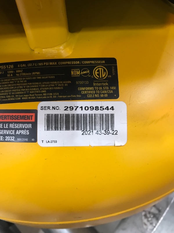 Photo 5 of //TESTED AND FUNCTIONAL//
DEWALT Pancake Air Compressor, 6 Gallon, 165 PSI (DWFP55126)

//MINOR DAMAGE WITH SCUFFS 
