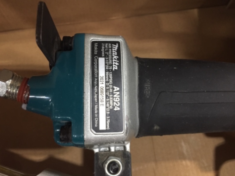 Photo 3 of 3-1/2 in. 21° Pneumatic Full Round Head Framing Nailer
by Makita
