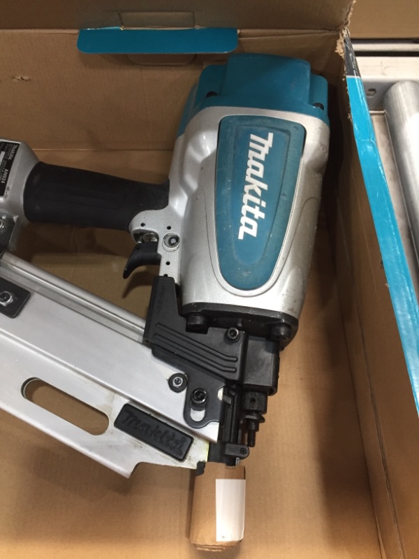 Photo 2 of 3-1/2 in. 21° Pneumatic Full Round Head Framing Nailer
by Makita
