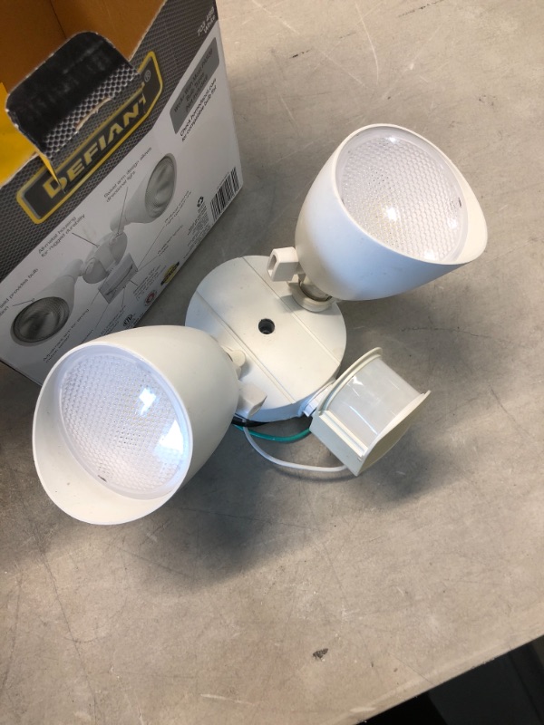 Photo 1 of *USED*
Defiant 180 Degree White Motion-Sensing Outdoor Security-Light