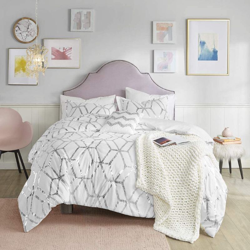 Photo 1 of 

Comfort Spaces Vivian Comforter Set Ultra Soft All Season Lightweight Modern Geometric Glam Metallic Print Bedding, Matching Sham, Decorative Pillow,...
Color:Vivian, White/Silver
Size:Full/Queen