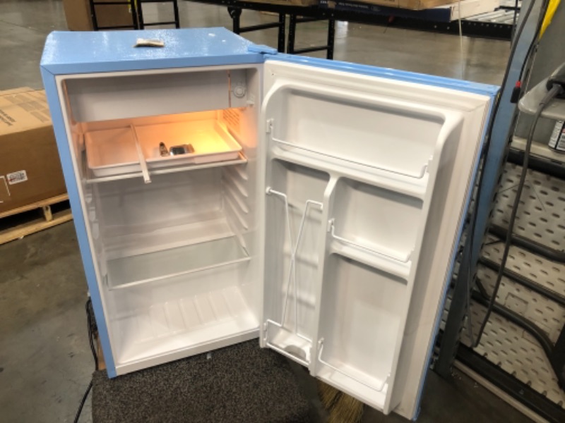 Photo 2 of ***PARTS ONLY***DOOR DOES NOT CLOSE COMPLETELY
Frigidaire EFR376-BLUE 3.2 Cu Ft Blue Retro Bar Fridge with Side Bottle Opener
