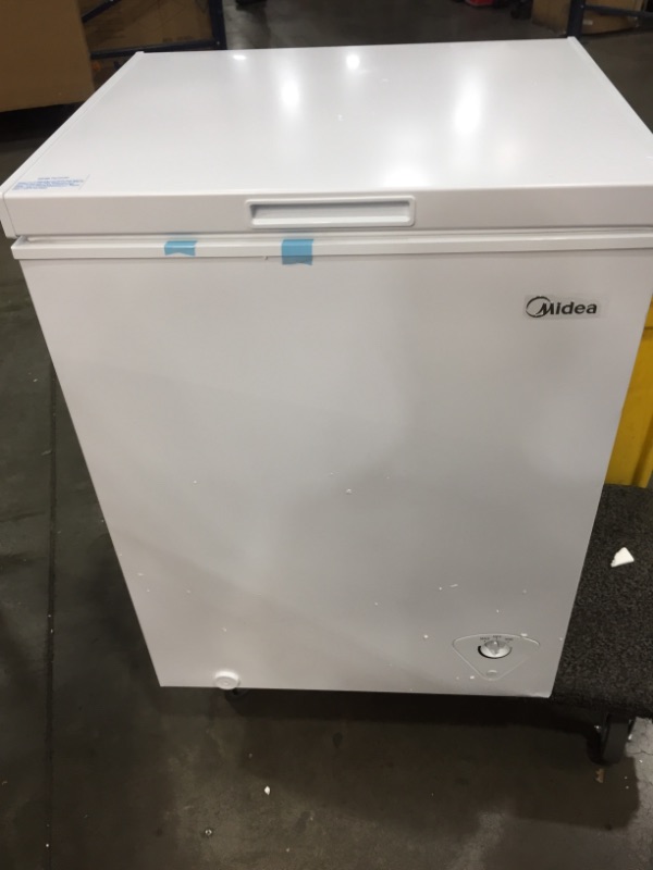 Photo 3 of ****DAMAGED**Midea MRC050S0AWW Chest Freezer, 5.0 Cubic Feet, White
