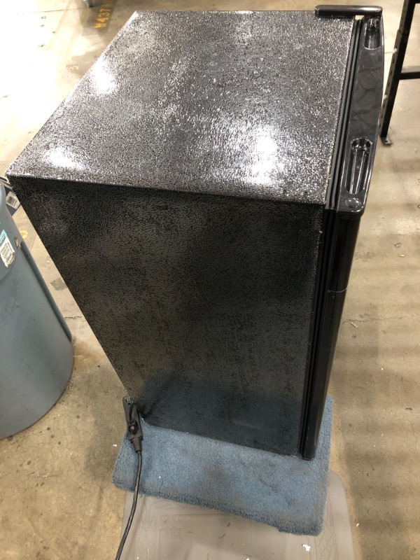 Photo 5 of RCA RFR321-B-Black-COM RFR321 Mini Refrigerator, 3.2 Cu Ft Fridge, Black, CU.FT

//TESTED AND FUNCTIONAL, MINOR DAMAGE WITH SCRATCHES 
