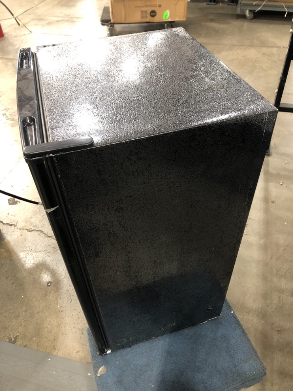 Photo 1 of RCA RFR321-B-Black-COM RFR321 Mini Refrigerator, 3.2 Cu Ft Fridge, Black, CU.FT

//TESTED AND FUNCTIONAL, MINOR DAMAGE WITH SCRATCHES 
