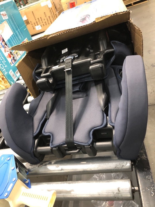 Photo 3 of Graco Tranzitions SnugLock 3-in-1 Harness Booster in Sutherland
