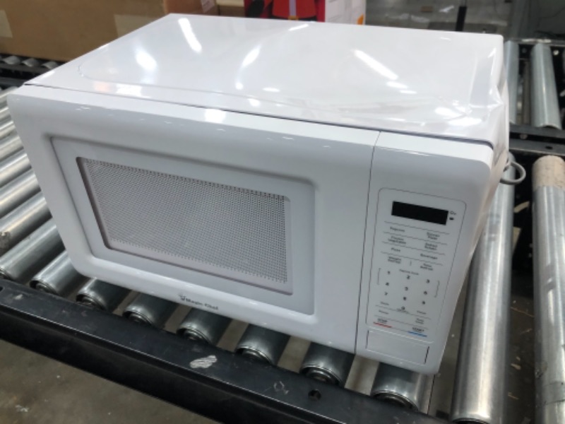 Photo 2 of Magic Chef Hmm770w 0.7 cu. ft. Countertop Microwave in White
