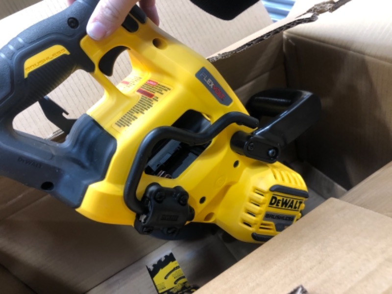 Photo 7 of DEWALT FLEXVOLT 60V MAX Circular Saw for Framing Kit, 7-1/4-Inch, 6.0-Ah Battery (DCS577T1)
