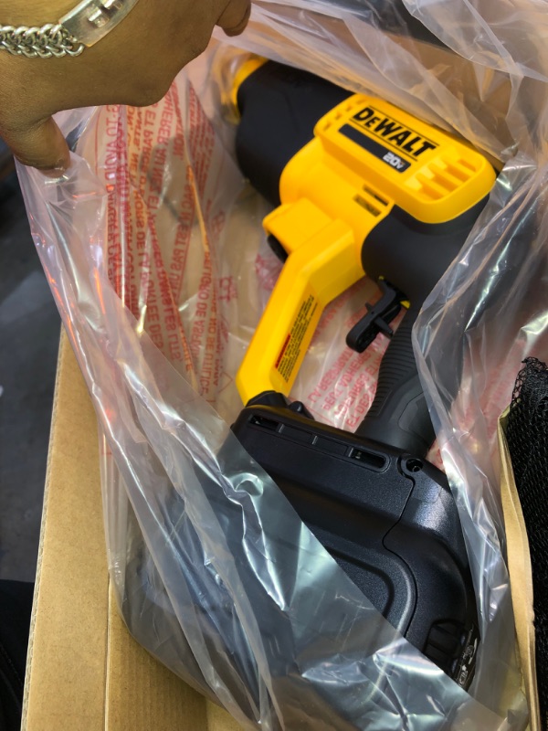 Photo 10 of DEWALT 20-Volt MAX 550 PSI, 1.0 GPM Cold Water Cordless Electric Power Cleaner with 4 Nozzles, 5.0 Ah Battery and Charger