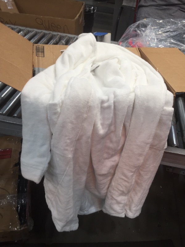 Photo 2 of COSMETIC DEFECTS (SEE PHOTOS) -- Amazon Brand – Pinzon Terry Bathrobe 100% Cotton, White, SMALL