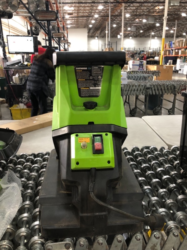 Photo 1 of 120 Volts, 60Hz, 15 Amp, 1800 Watts Corded Chipper Shredder - Gray - Earthwise
AS IS USED, DIRTY, PLEASE SEE PHOTOS 