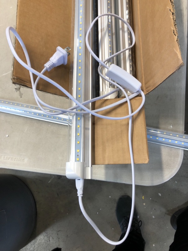 Photo 1 of CNSUNWAY LIGHTING 4FT LED Light Bulbs, 22W (45W Equiv.), 2400 Lumens, 6000K Cool White, Dual-End Powered, Ballast Bypass, Clear Cover, T8 T10 T12 Fluorescent Bulb Replacement (6 Pack)

//SIMLAR TO REFERENCE PHOTO 
