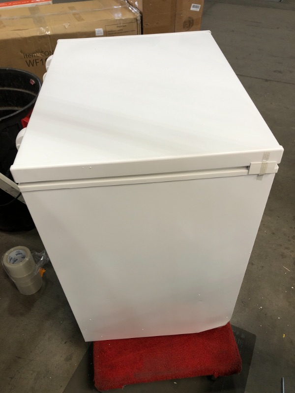 Photo 4 of Magic Chef 5.0 Cu. Ft. Chest Freezer in White

///TESTED AND FUNCTIONAL, MINOR DAMAGE WITH DENT ON LEFT BOTTOM CORNER
