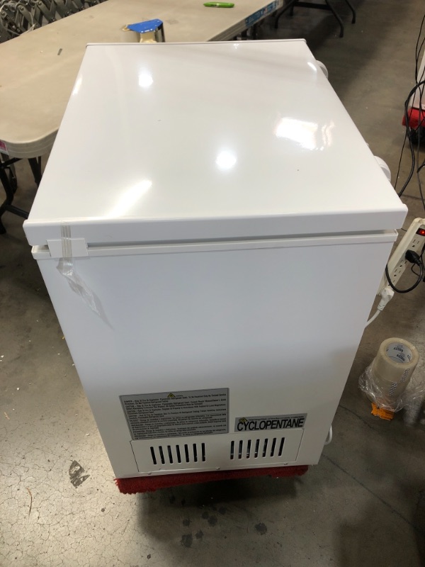 Photo 3 of Magic Chef 5.0 Cu. Ft. Chest Freezer in White

///TESTED AND FUNCTIONAL, MINOR DAMAGE WITH DENT ON LEFT BOTTOM CORNER
