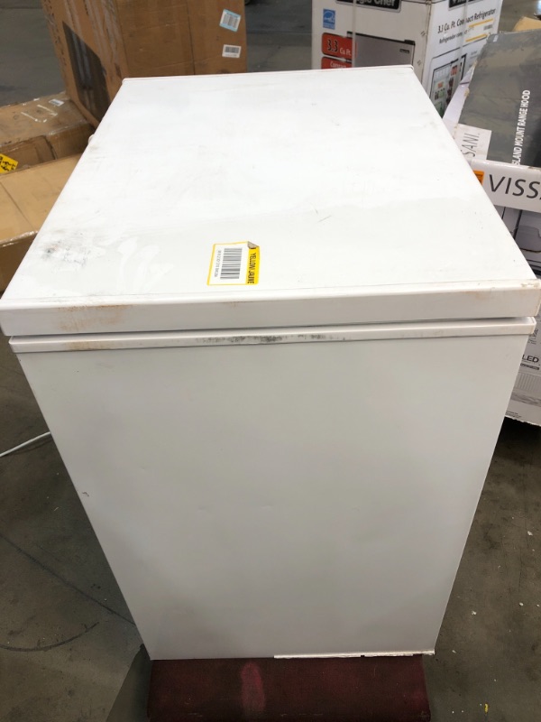 Photo 5 of MAGIC CHEF 5.0 cu. ft. Chest Freezer in White

//MAJOR COSMETIC DAMAGE WITH DENTS AND SCRATCHES, TESTED AND FUNCTIONAL
