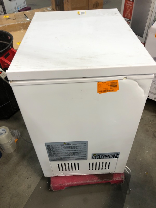 Photo 9 of MAGIC CHEF 5.0 cu. ft. Chest Freezer in White

//MAJOR COSMETIC DAMAGE WITH DENTS AND SCRATCHES, TESTED AND FUNCTIONAL
