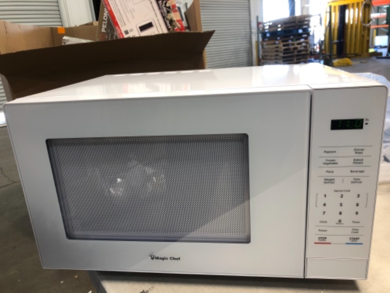 Photo 1 of Magic Chef 1.1 Cu. Ft. Countertop Microwave in White

//TESTED AND FUNCTIONAL 
